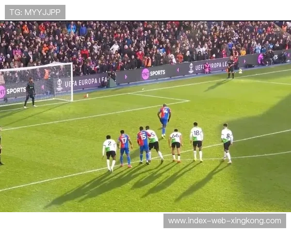 利物浦通过边路和直塞结合制造威胁,进攻更立体 利物浦通过边路和直塞结合制造威胁,进攻更立体